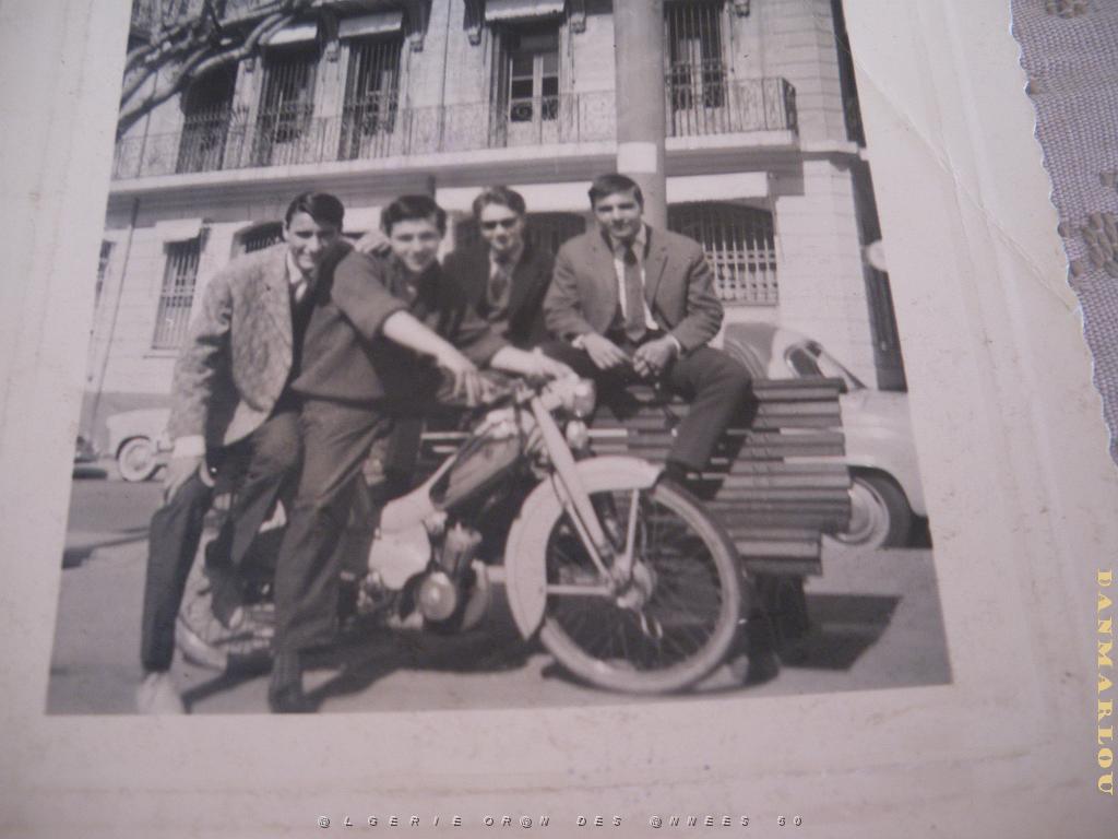 PLACE HOCHE 1960 face maison seneclauzeMAESTRE,GARCIA sur sa mobylette,ALBA,ESTEVE JULES  .JPG